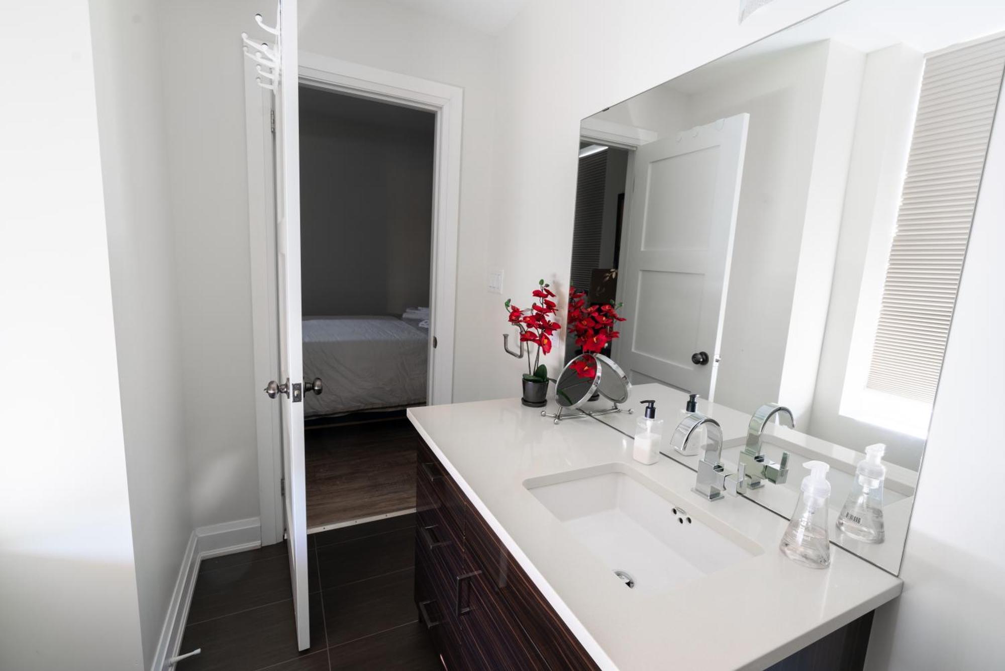 Spacious 3 Bedroom Apartment In Heart Of Niagara Thorold Dış mekan fotoğraf
